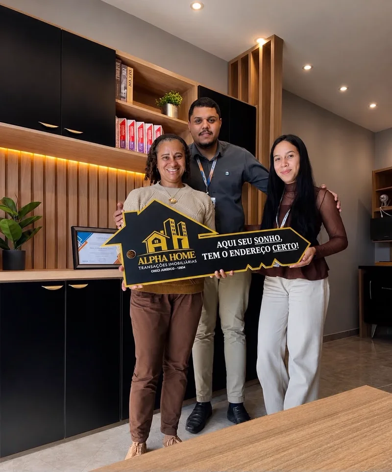 Entrega de chaves com clientes e equipe da Imobiliária Alpha Home