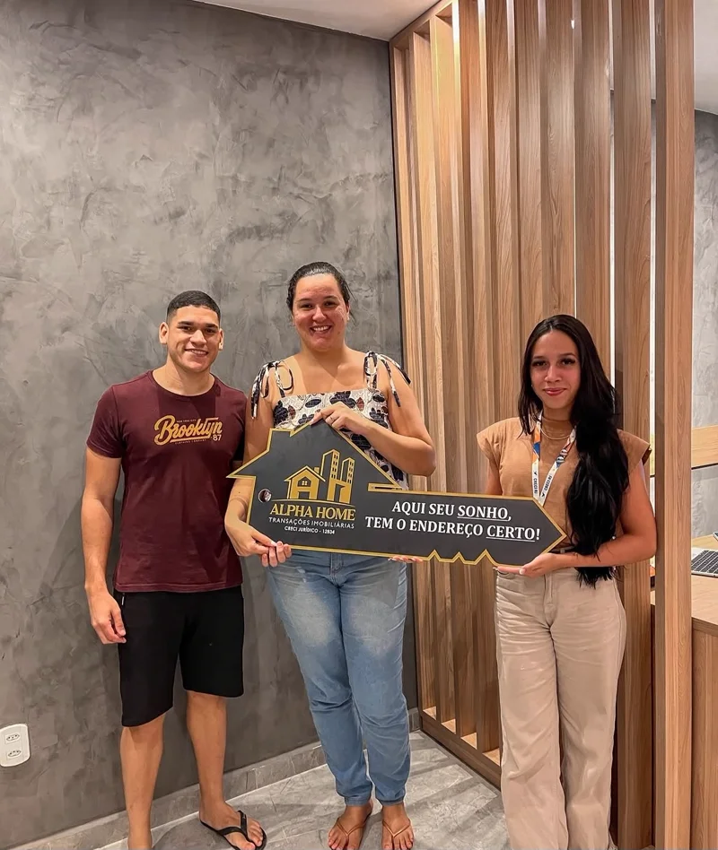 Clientes comemorando a conquista do novo imóvel com a Alpha Home